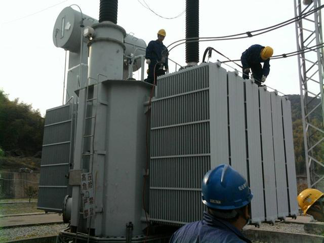 作業(yè)人員安全保護繩系在安全水平保護繩上，確保在變壓器本體上移動始終不會失去保護。